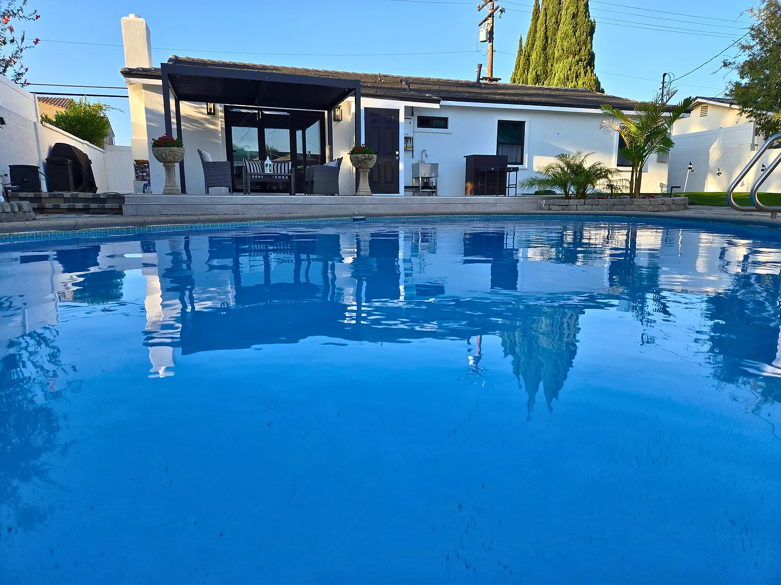 4 bed, $6,995 — Photo 1