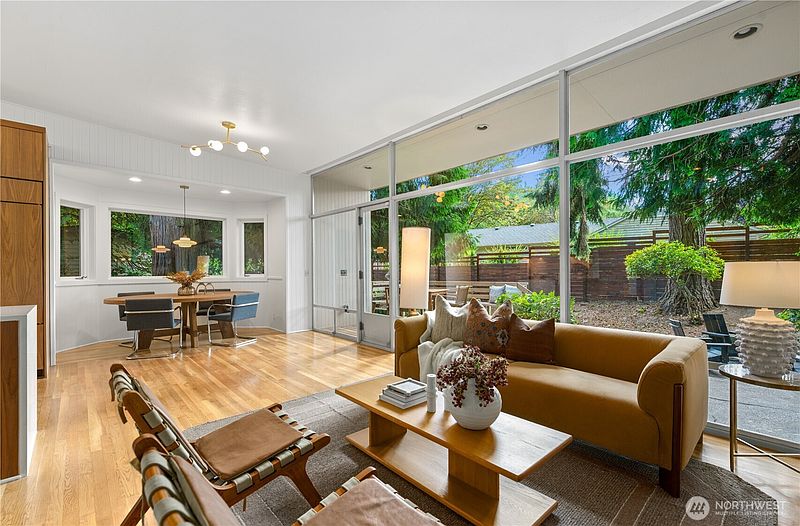4th image of 8504 43rd Avenue NE