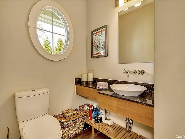20 Canoe Place Rd #8 — Photo 8