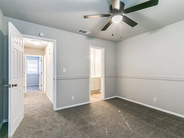 1113 W Fulton St — Photo 5