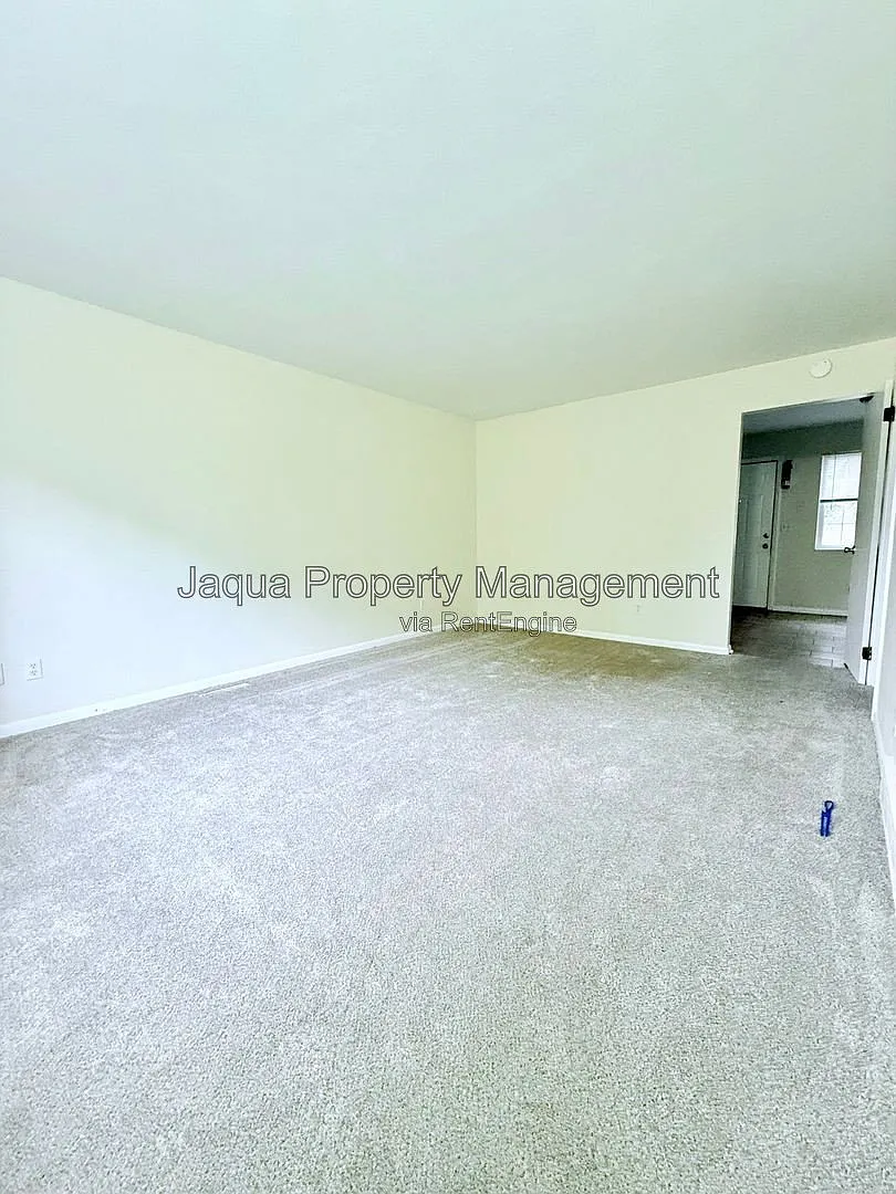 2 bed, 1.0 bath, 896 sqft, $1,250 — Photo 2