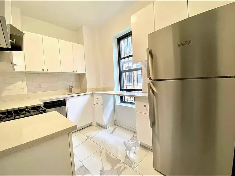 221 E 5th St #3 — Photo 2