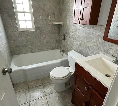 4th image of 2666 Kenwood Blvd #6