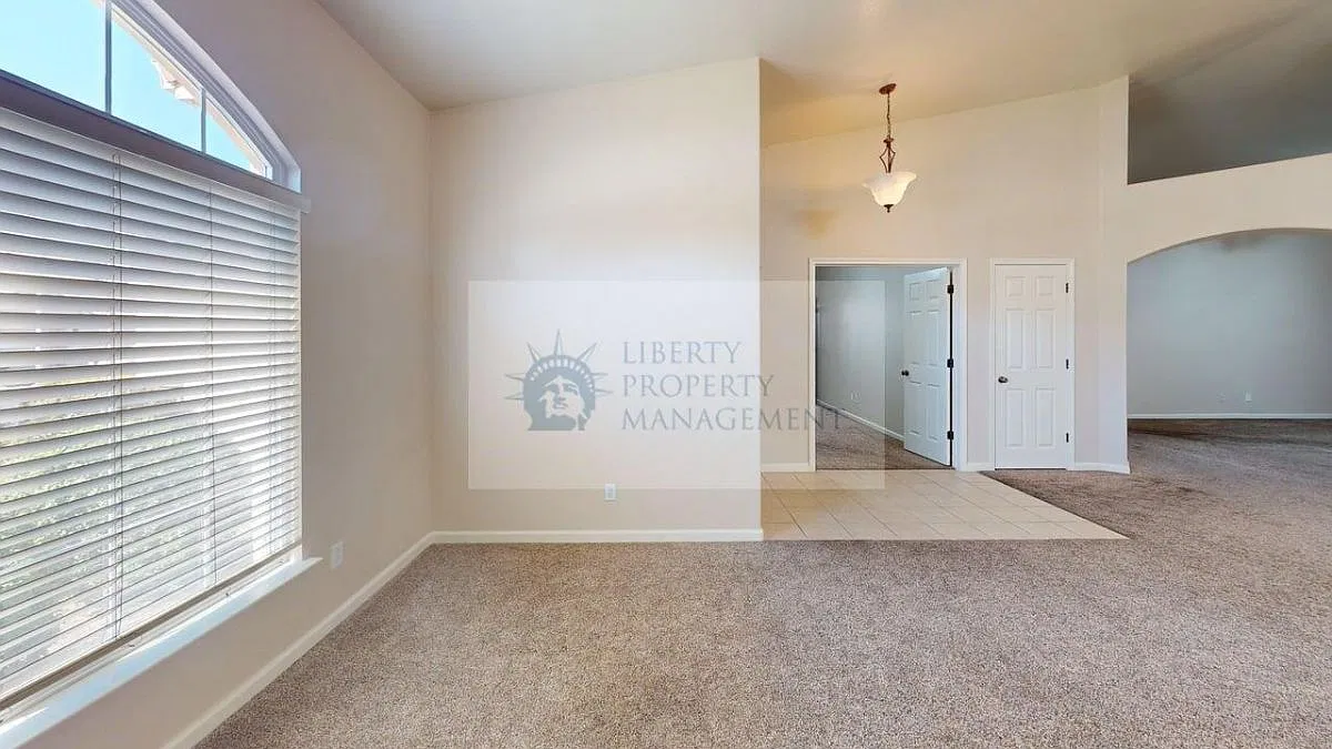 3 bed, 2238 sqft, $3,195 — Photo 3