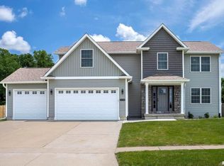711 Deer Woods Dr, Davenport, IA 52802