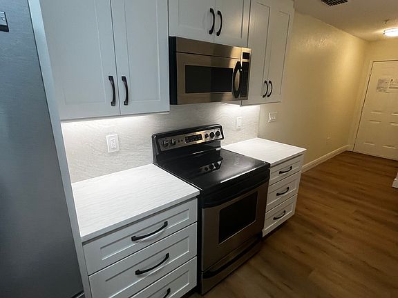 4th image of 940 Village Trl Unit 1-105