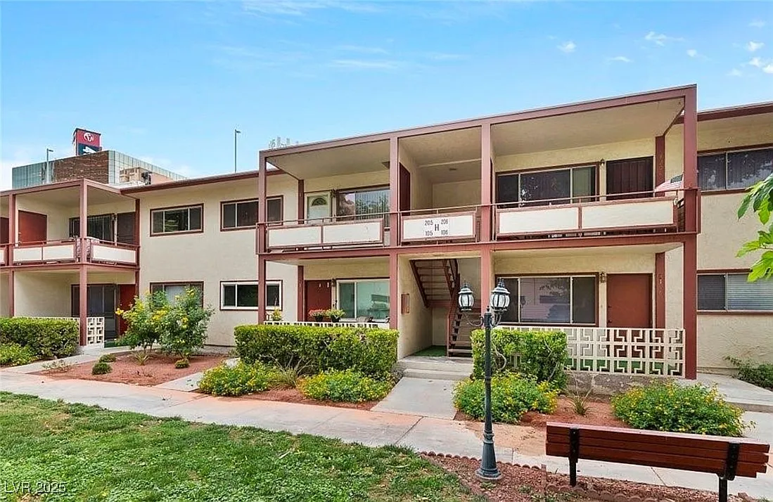 2 bed, 2.0 bath, 849 sqft, $1,395 — Photo 1