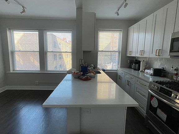 2nd image of 1058 W Granville Ave #38A