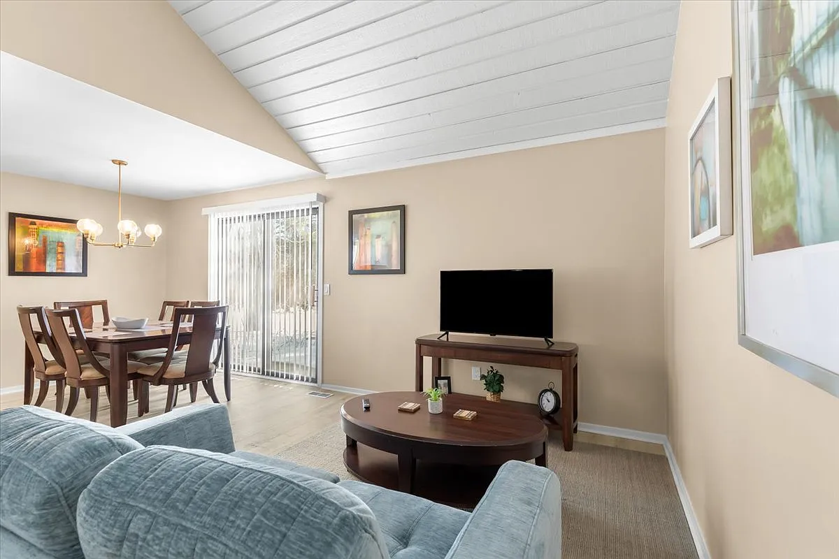 2 bed, 1.5 bath, 1100 sqft, $1,999 — Photo 3