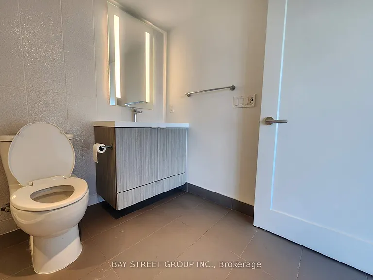 585 Bloor St E #2024 — Photo 15