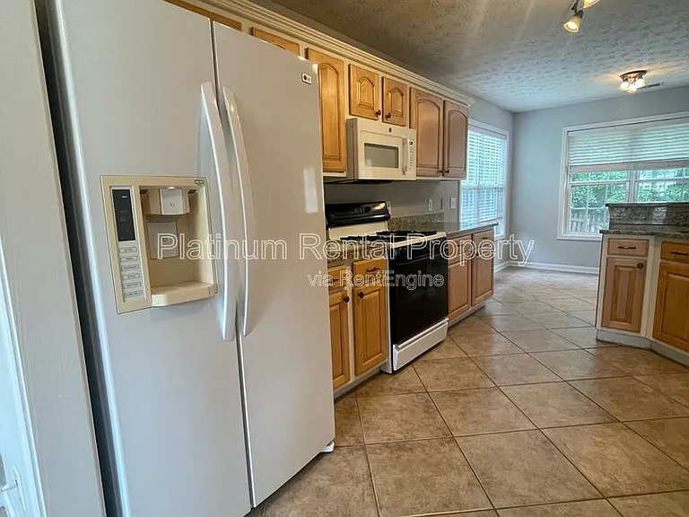 475 Ellesmere Way — Photo 9
