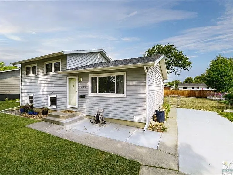 2631 Howard Ave — Photo 3