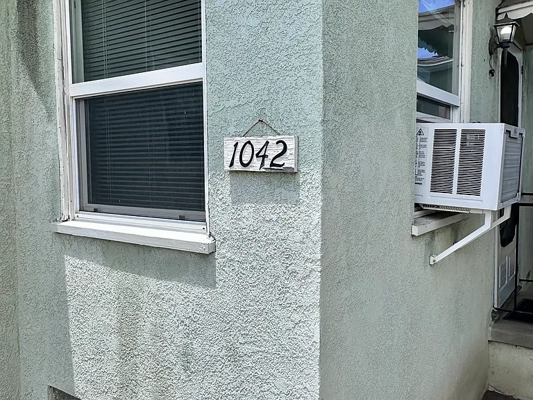 1044 W 7th St — Photo 1