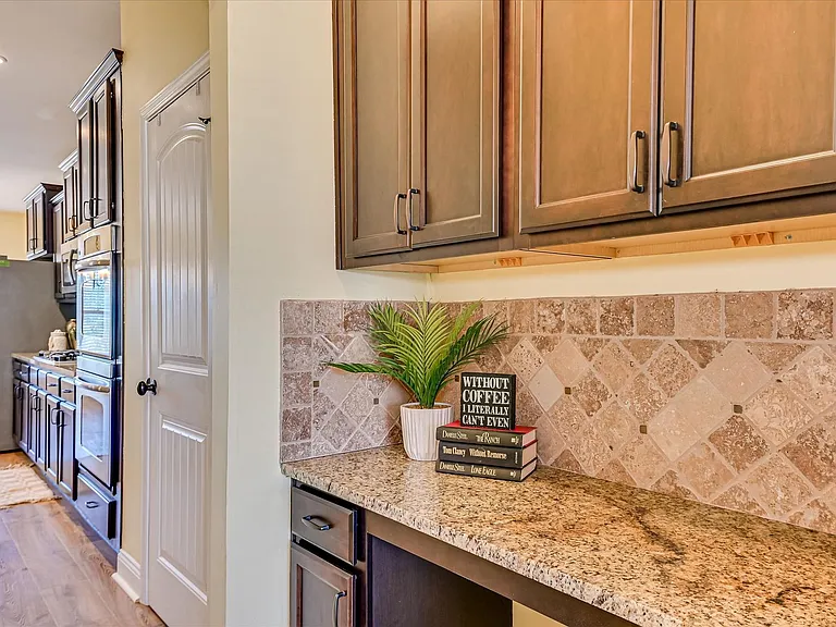 406 Saterlee Ct — Photo 20
