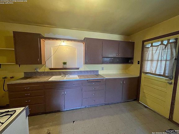 5th image of 3614 Manchester Dr.