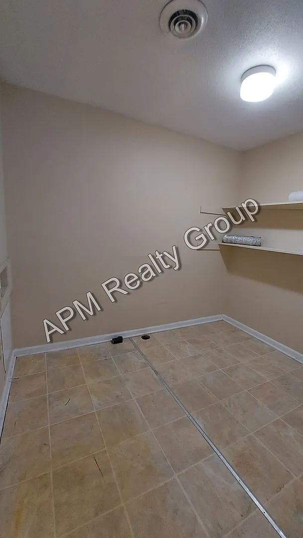 Three bedroom home in Southeast Columbia — Photo 4