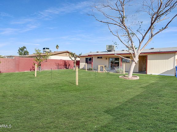 3rd image of 913 W Angela Dr
