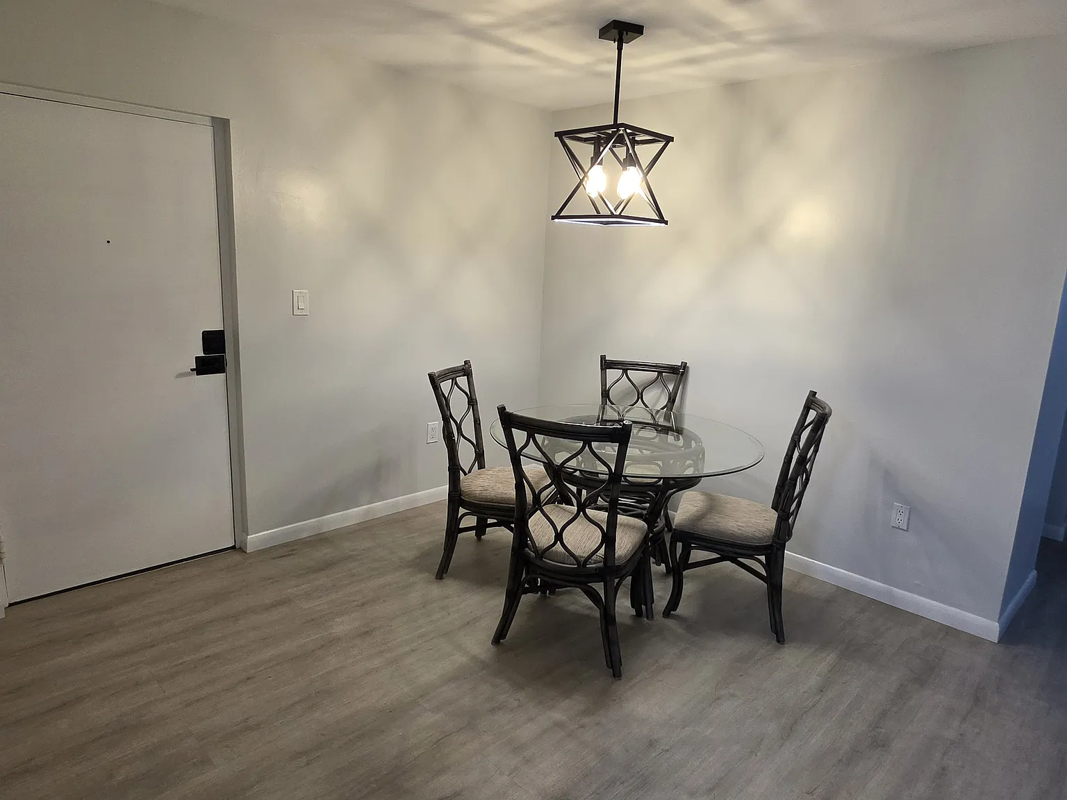 2 bed, 990 sqft, $2,200 — Photo 2
