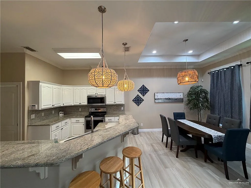 3 bed, 2.0 bath, 1672 sqft, $3,000 — Photo 3