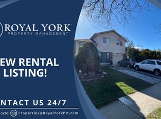 22 Renfield Cres #2, Whitby, ON L1P 1B4
