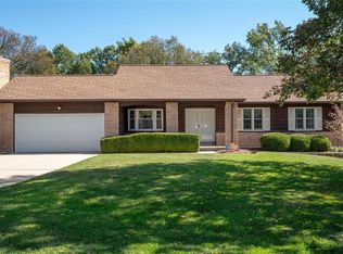 1982 Ridge Lake Dr, Chesterfield, MO 63017