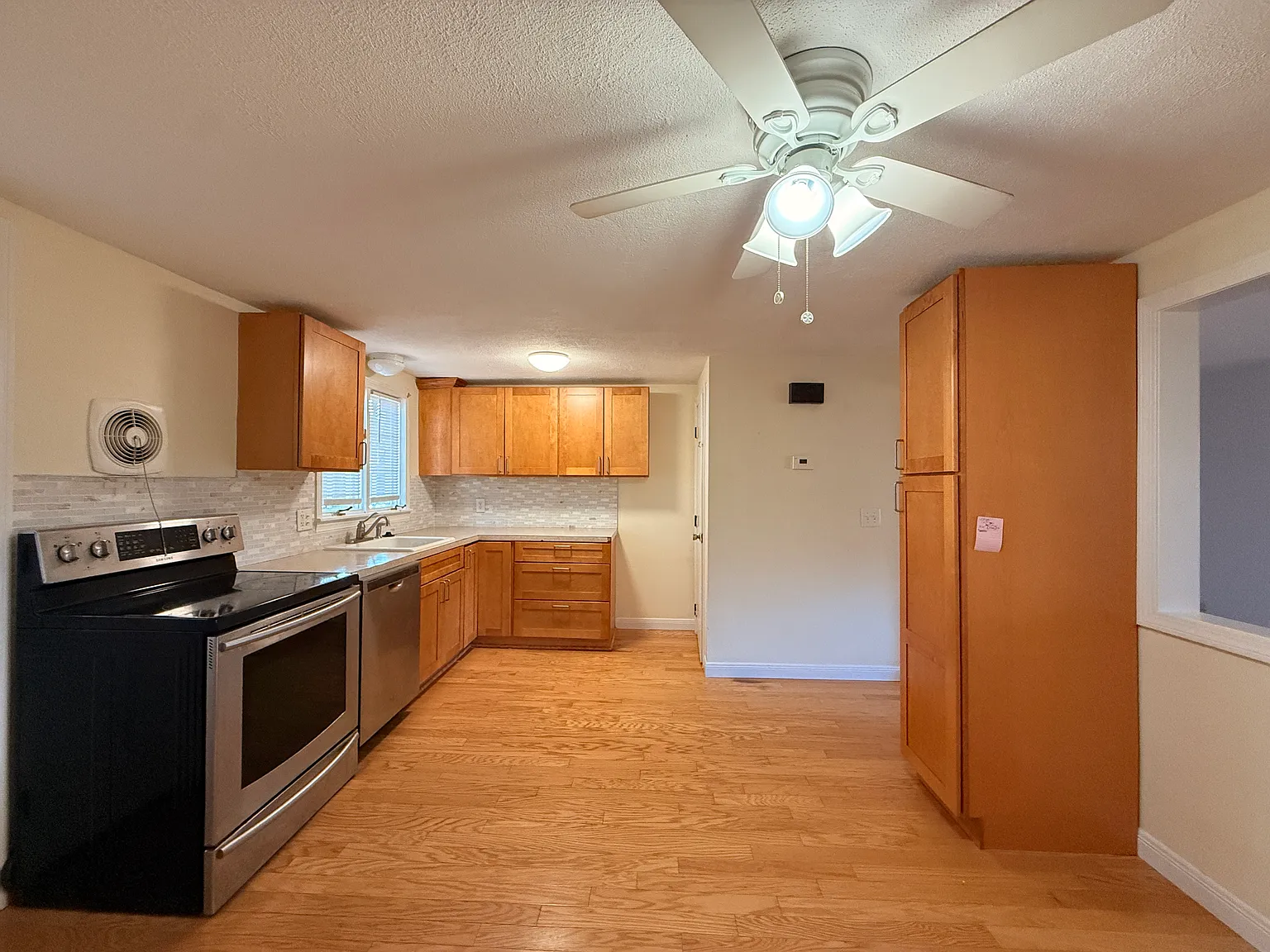 3 bed, 1.5 bath, 1280 sqft, $3,000 — Photo 2
