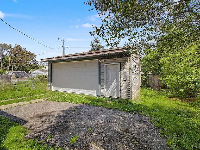 1301 E Muir Ave — Photo 12