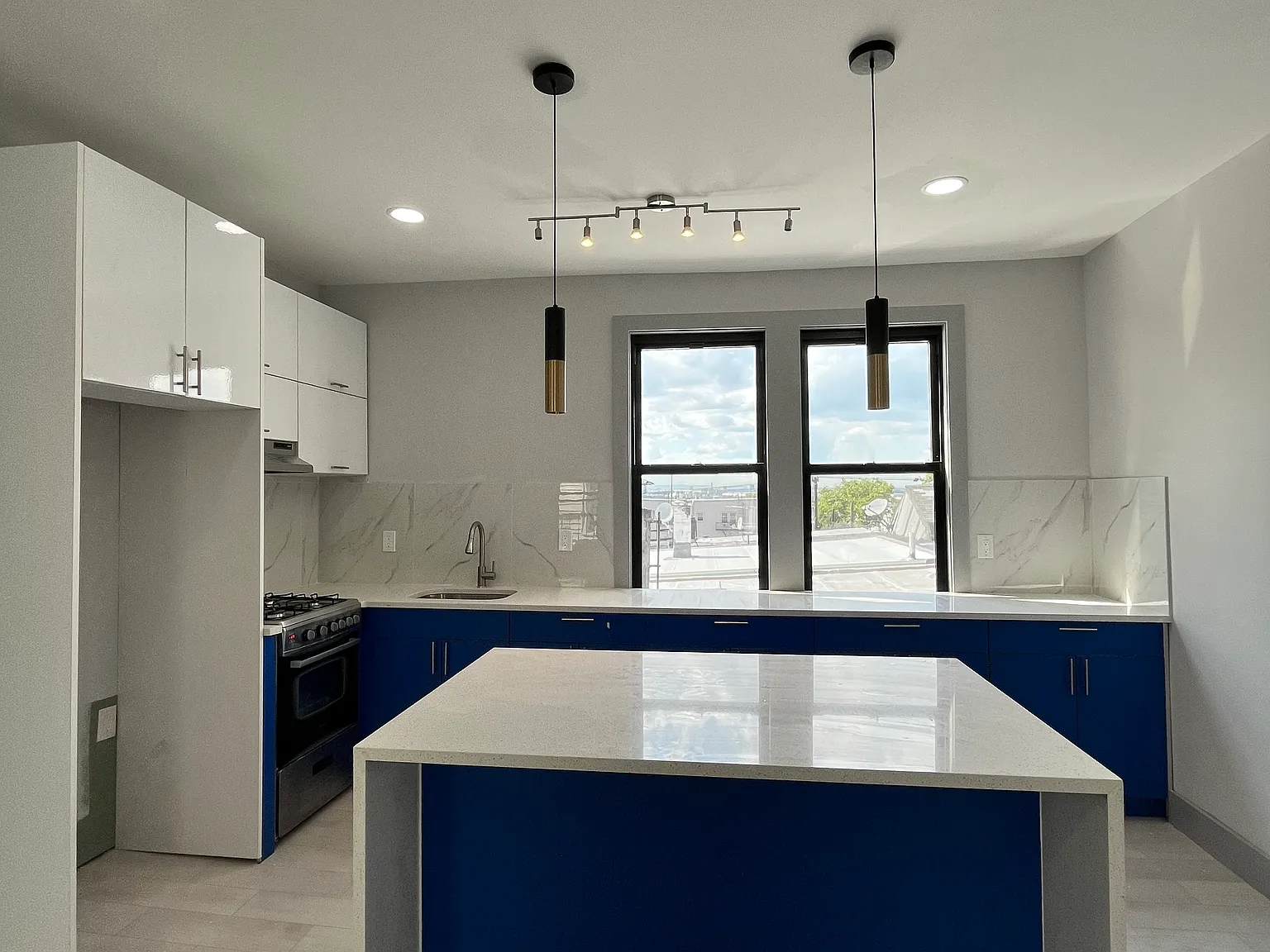 2 bed, 800 sqft, $2,100 — Photo 2