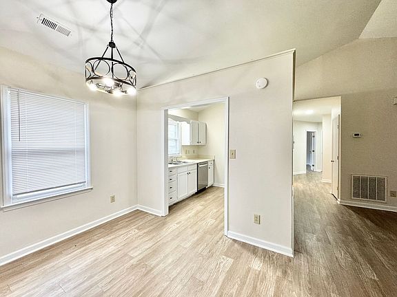 5th image of 906 Portland St