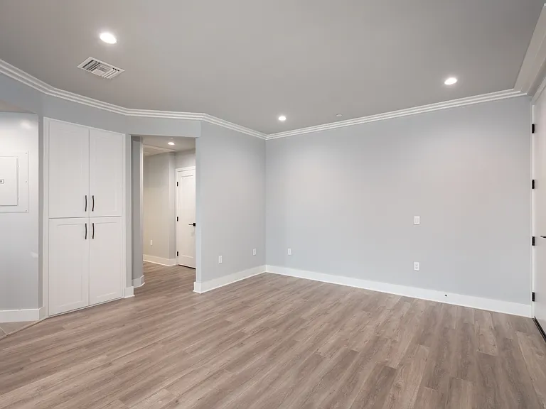 1350 Roxbury Dr — Photo 5