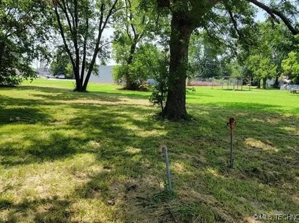 809 9th St, Claremore, OK 74017