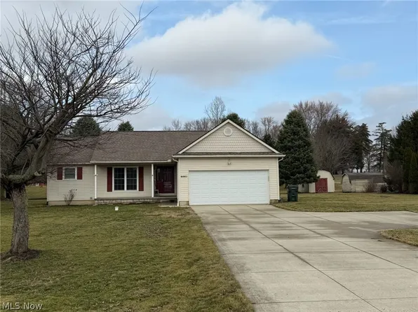 6561 Swamp St NE, Hartville, OH 44632