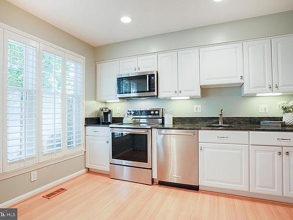 4th image of 9940 Derbyshire Ln