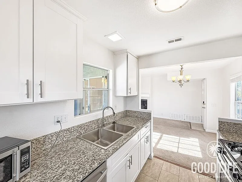 2 bed, 2.0 bath, 920 sqft, $2,695 — Photo 2