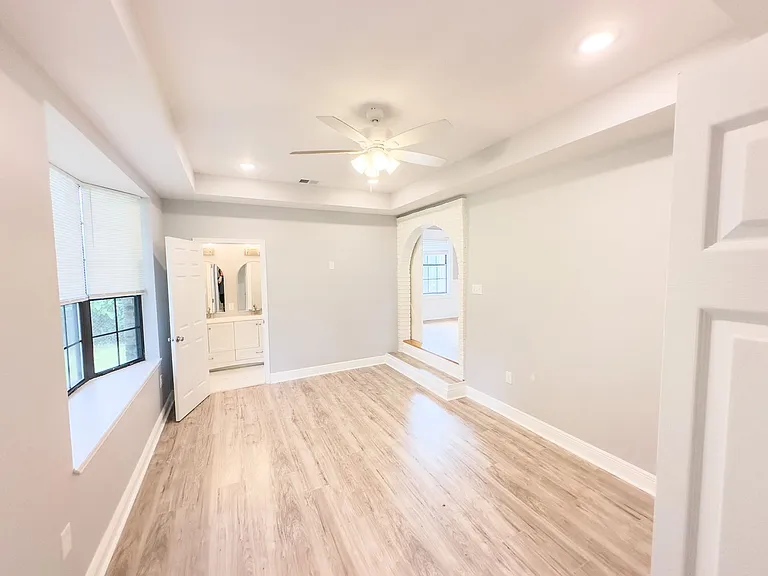 1660 E Hayes St — Photo 17