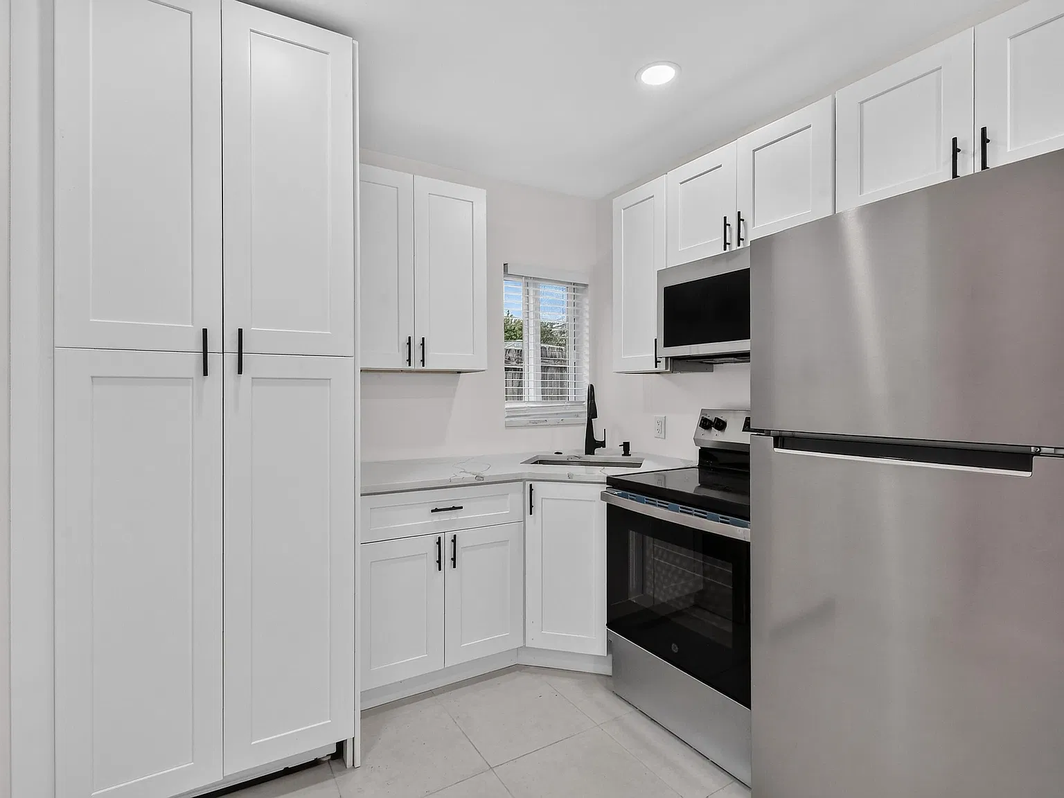 3 bed, 1.0 bath, 1000 sqft, $3,372 — Photo 4