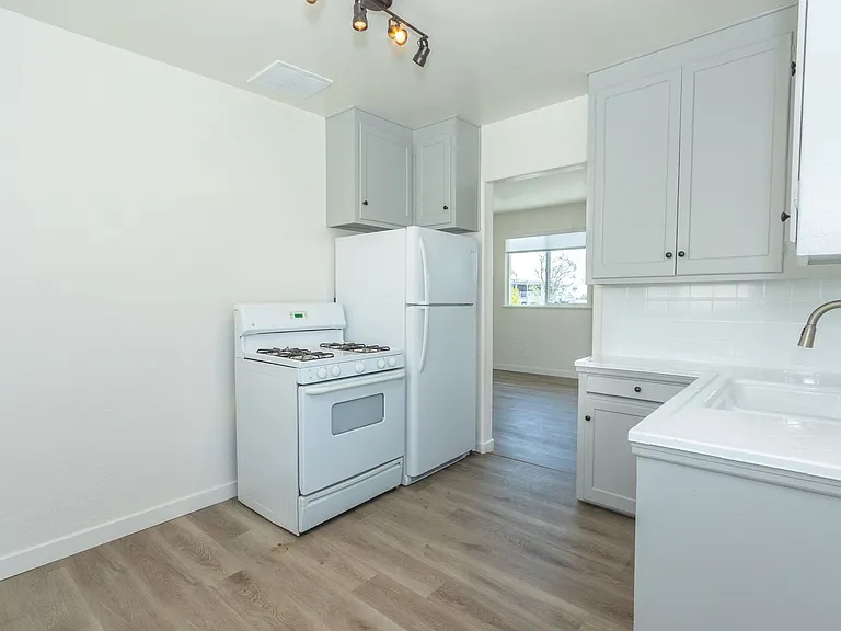 2078 1/2 Garnet Ave — Photo 5