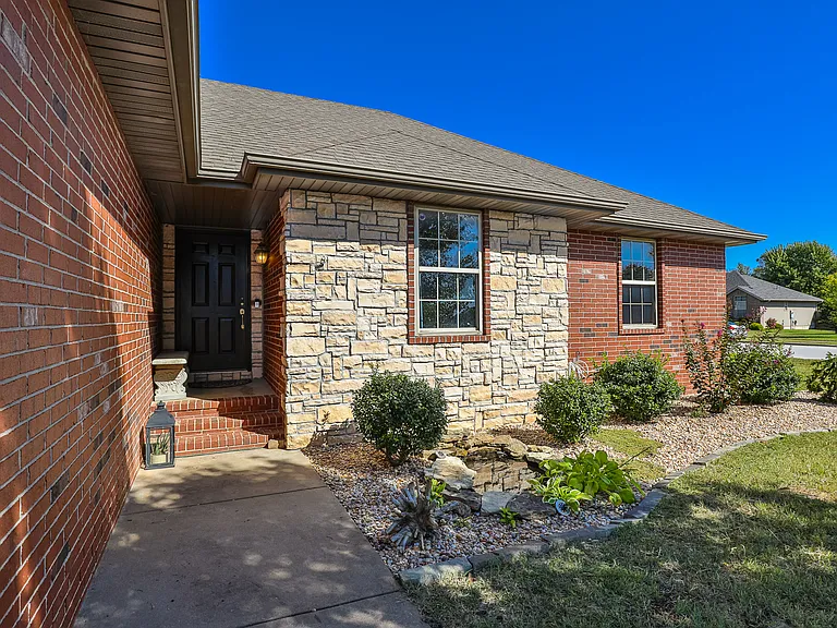 1913 E Whetstone Dr — Photo 1