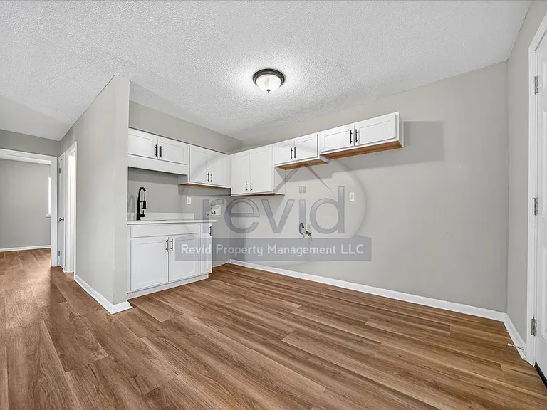 708 Hastings — Photo 11