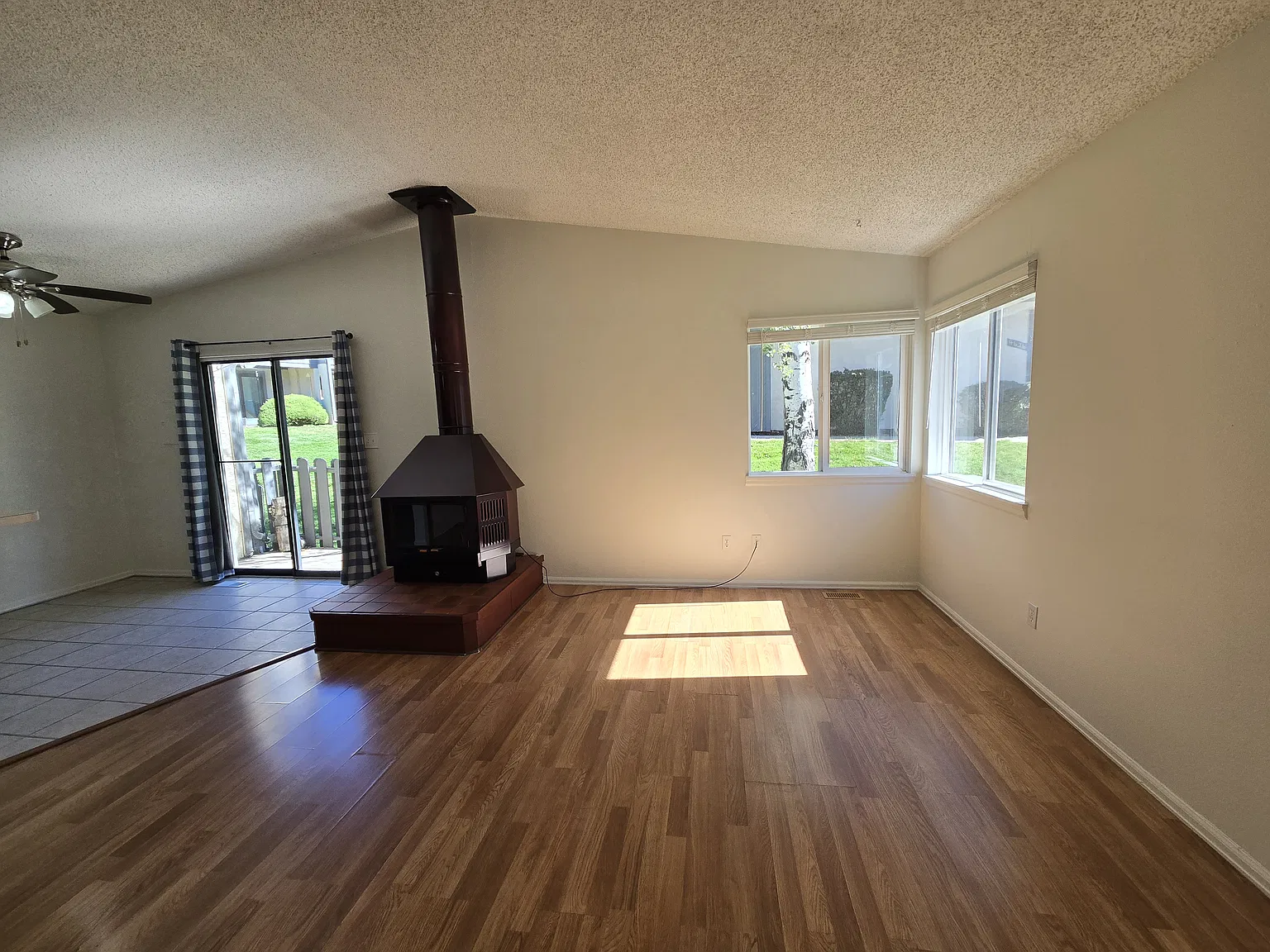 2 bed, 945 sqft, $1,600 — Photo 3