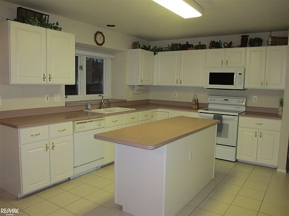 4th image of 53797 Buckingham Ln