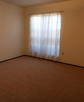 3rd image of 100 Woodglen Ct