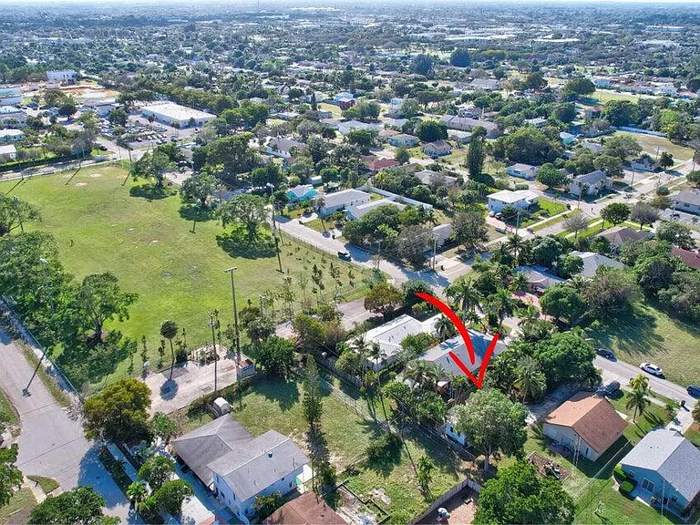 237 SW 3rd Ave — Photo 32