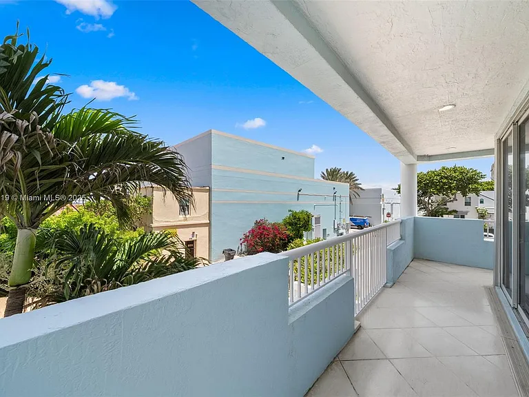 311 N Surf Rd — Photo 54