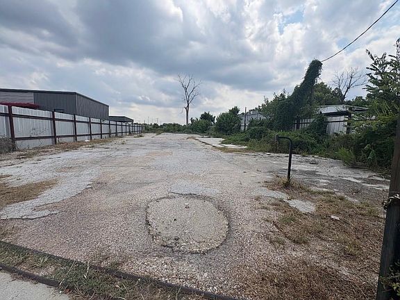 3rd image of 1904 Little York Rd