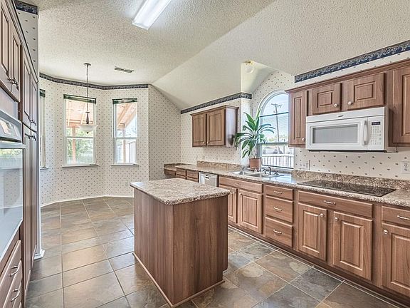 5th image of 700 Claridge Dr