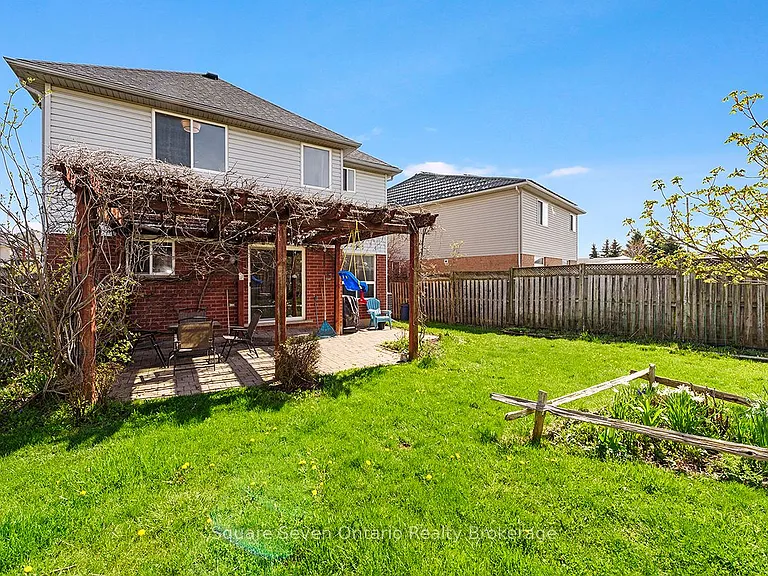 635 Commonwealth Cres — Photo 38