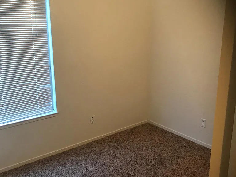 940 Laguna Ct — Photo 14
