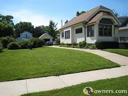 West Allis Bungalow with side lot