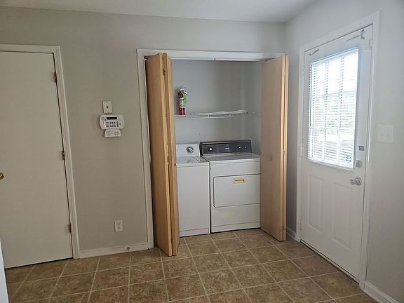 4th image of 1620 Baltimore Dr APT B